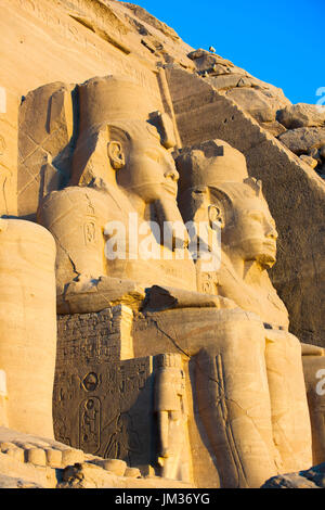 Aegypten, Abou Simbel, Kolossalstatuen vor dem Tempel von Ramses II. Banque D'Images