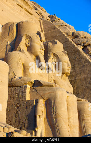 Aegypten, Abou Simbel, Kolossalstatuen vor dem Tempel von Ramses II. Banque D'Images