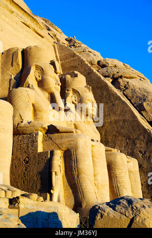 Aegypten, Abou Simbel, Kolossalstatuen vor dem Tempel von Ramses II. Banque D'Images