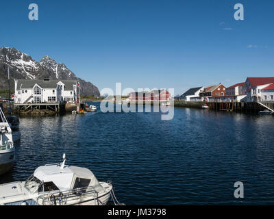 Vue sur le port de pêche de Henningsvaer village situé sur plusieurs petites îles au large de la côte sud de l'archipel des Lofoten en Norvège Austvågøya Banque D'Images