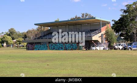 En date du 4 juillet 2017. Les spectateurs sont à aire de jeux couverts de graffitis à Coffs Harbour, New South Wales Australie Banque D'Images