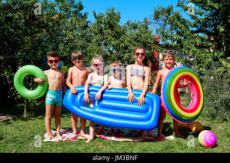 Un groupe d'enfants dans des maillots de l'été Banque D'Images