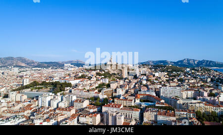 Vue aérienne sur la ville de Marseille et Notre Dame de la Garde, France Banque D'Images