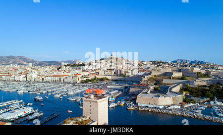 Vue aérienne sur le fort Saint Jean et le vieux port de Marseille ville, France Banque D'Images