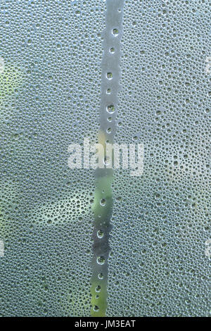 Texture des gouttes de pluie sur la fenêtre en verre Banque D'Images