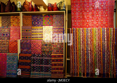 Tissu tissé à la main à l'usine textile à Thimphu, Bhoutan Banque D'Images