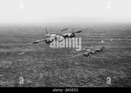 De Havilland Mosquito fighter bombers de Coastal Command de la RAF sur un terrain accidenté de la mer du Nord sur leur façon d'attaquer des cibles de navigation côtière en allemand-territoires Banque D'Images