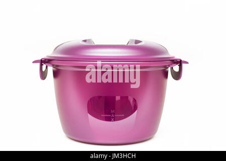 Close up violet moderne casserole avec couvercle isolé sur fond blanc Banque D'Images