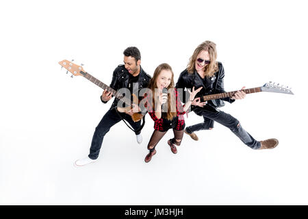 Singer avec microphone et musiciens avec guitares électriques isolé sur blanc, rock and roll band concept Banque D'Images