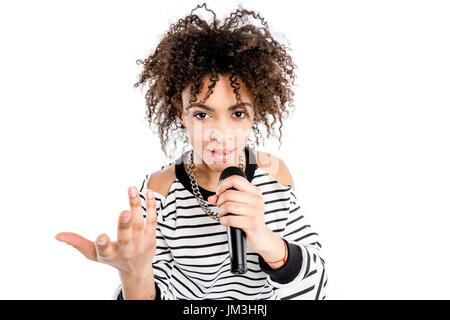 Belle jeune chanteur de heavy metal avec microphone chant et gesticulant isolated on white Banque D'Images