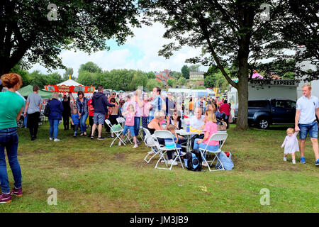 Tibshelf, Derbyshire, Royaume-Uni. 22 juillet, 2017. Les familles bénéficiant d'une journée au village annuel carnival à Tibshelf dans le Derbyshire. Banque D'Images