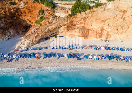 Vue aérienne de la célèbre plage de Porto Katsiki sur l'île de Leucade dans la mer Ionienne en Grèce Banque D'Images