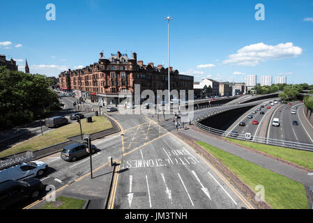 Vue sur rue passante junction en zone Charing Cross de Glasgow, en centre-ville. Banque D'Images