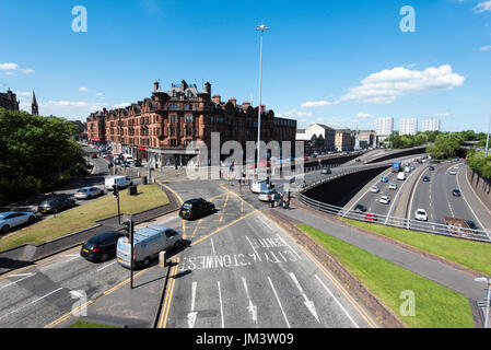 Vue sur rue passante junction en zone Charing Cross de Glasgow, en centre-ville. Banque D'Images