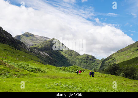 Glen Nevis valley avec les randonneurs randonnées au-dessous de l'anneau de montagnes Sgurr Steall avec un Mhaim pic de montagne visible dans l'Mamores. Highlands Scotland UK Banque D'Images