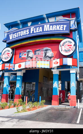 Visiteurs en dehors du marché aux puces à Kissimme Floride opposte la vieille ville. Banque D'Images