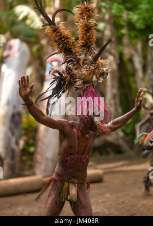 Petit Nambas de tribu au cours de la danse, de palmiers, l'île de Malekula Vanuatu, Gortiengser Banque D'Images