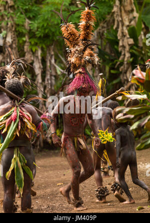 Petit Nambas de tribu au cours de la danse, de palmiers, l'île de Malekula Vanuatu, Gortiengser Banque D'Images