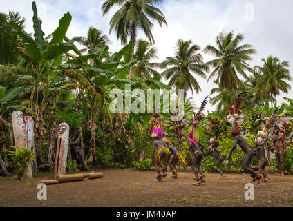 Petit Nambas ont couvert de feuilles de palmier danser devant de slit gong drums pendant le palmier de la danse, de l'île de Malekula, Gortiengser, Vanuatu Banque D'Images