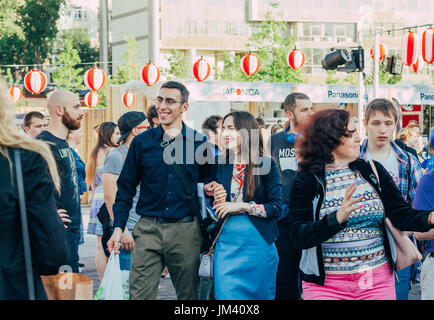 Moscou, Russie - le 24 avril 2016 : Les gens danser autour de l'étape de la Yagura la danse de Bon Odori au festival japonais. Banque D'Images