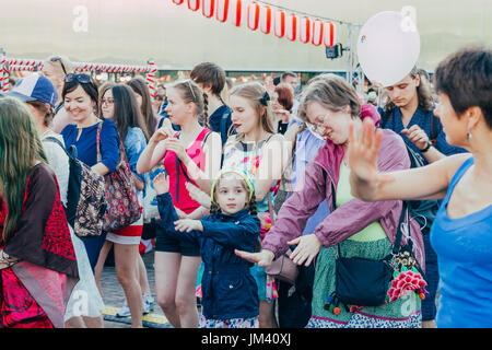 Moscou, Russie - le 24 avril 2016 : Les gens danser autour de l'étape de la Yagura la danse de Bon Odori au festival japonais. Banque D'Images