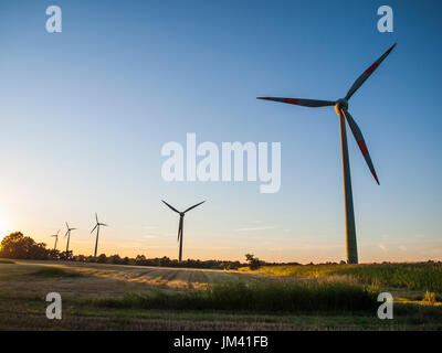 Parc éolien. éoliennes sur le coucher du soleil. à l'aide du générateur d'alimentation de remplacement risque naturel qui peut sauver notre planète de la contamination et de l'effet chaleureux. Banque D'Images