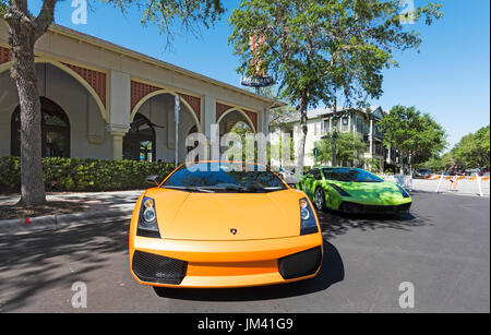 Une paire de Lamborghini voitures garées à l'extérieur d'un restaurant dans la rue Front à l'assemblée annuelle d'exposition de voiture exotique pour célébrer la Floride centrale. Banque D'Images