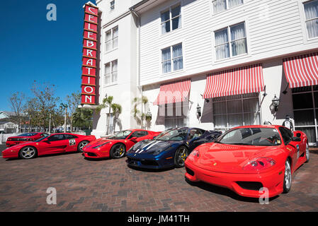 Ferari voitures garées à l'hôtel au centre-ville de Celebration (Floride) au cours de l'Assemblée Classic Car Show. Banque D'Images