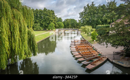 Bateaux amarrés sur l'eau calme de la rivière Cam, dans centre-ville de Cambridge, Cambridgeshire, UK Banque D'Images