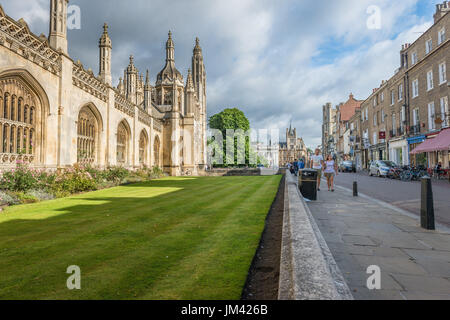 Un paysage à la vue vers le bas King's Parade road dans le centre-ville de Cambridge avec le roi College sur la gauche, Cambridge, Cambridgeshire, UK Banque D'Images