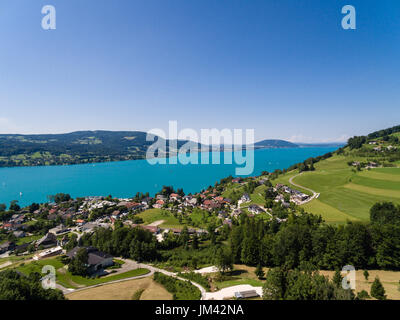 Voir d'Attersee est le plus grand lac de la région du Salzkammergut, dans l'État autrichien de la Haute Autriche Banque D'Images