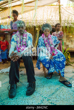 Deux couverts dans la farine pendant un mariage traditionnel, Malampa Province, l'île d'Ambrym, Vanuatu Banque D'Images