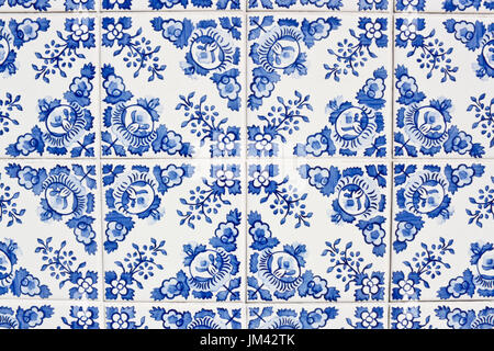 Carreaux portugais traditionnels et des azulejos, à Porto. Banque D'Images