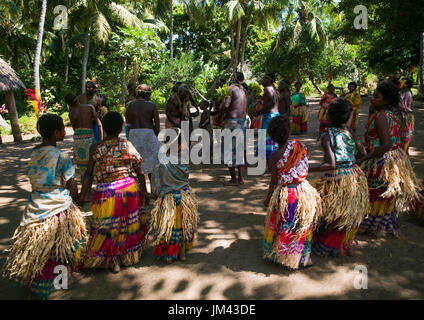 La danse traditionnelle avec des femmes dans des vêtements colorés, l'île de Tanna, Vanuatu, Epai Banque D'Images