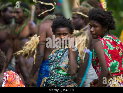 La danse traditionnelle avec des filles dans des vêtements colorés, l'île de Tanna, Vanuatu, Epai Banque D'Images