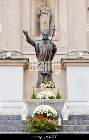 Statue du pape Jean Paul II près de All Saints' Church in Warsaw, Pologne Banque D'Images