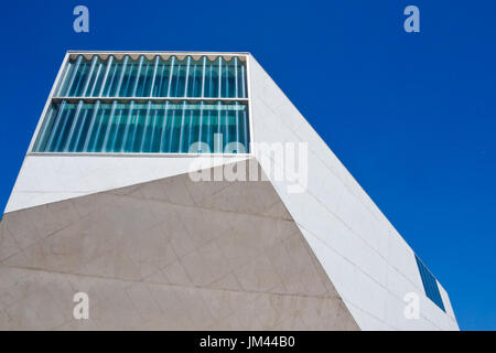 Porto, Portugal - 17 Avril 2013 : Fragment de la Maison de la musique (Casa da Musica à Porto, Portugal). Banque D'Images