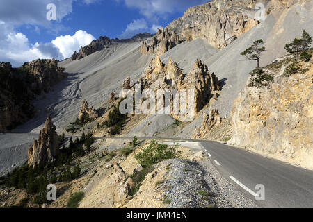 Route de montagne dans un paysage lunaire à la casse Deserte, Col d'Izoard, France. Banque D'Images