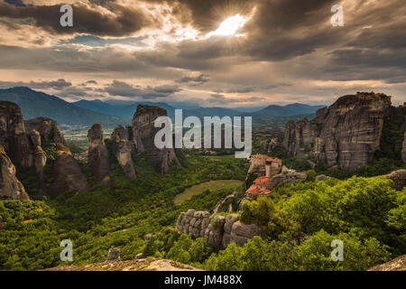 Coucher du soleil sur le Monastère de Moni Agias Varvaras Roussanou et le massif rocheux escarpés spectaculaire des météores, Thessalie, Grèce Banque D'Images