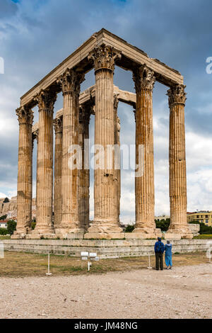 Les touristes en regardant le Temple de Zeus Olympien ou l'Olympieion, Athènes, Attique, Grèce Banque D'Images