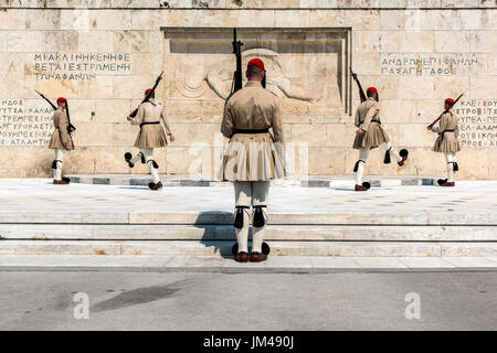 Relève de la garde à l'avant du bâtiment du parlement grec, Athènes, Attique, Grèce Banque D'Images