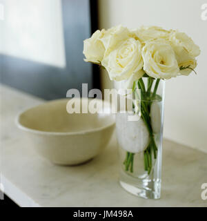 Fleurs blanches dans un vase Banque D'Images