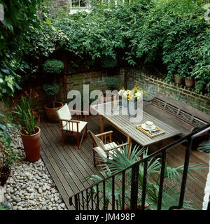 Table et chaises en plein air sur le pont Banque D'Images