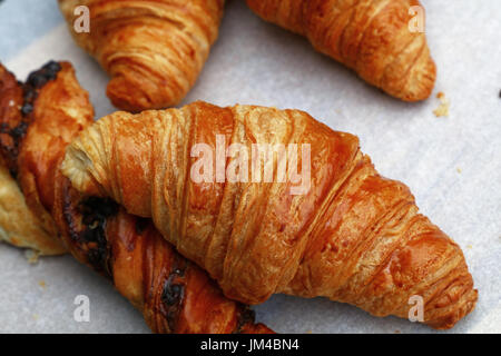 Des golden brown croissants français et feuilletée pâte feuilletée sur du papier blanc parchemin dans l'affichage de détail boulangerie, Close up, high angle view Banque D'Images