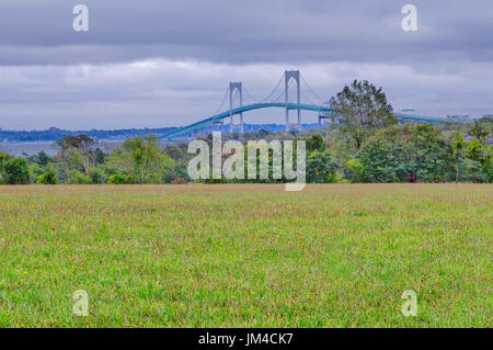 Newport RI -le pont Claiborne Pell Bridge - du sud du comté de RI Banque D'Images