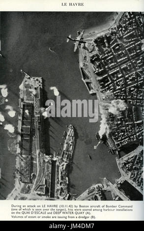 LE HAVRE en novembre 1942 lors d'un raid de jour par RAF Bostons. À partir de la preuve à huis clos. Banque D'Images