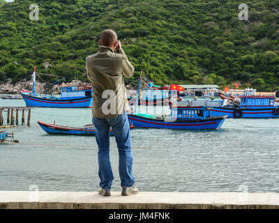 Phan Rang, Vietnam - Jan 27, 2016. Un homme à prendre des photos au village de pêche dans la baie de Vinh Hy, Phan Rang, au Vietnam. Phan Rang est l'une des destination célèbre Banque D'Images