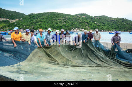 Phan Rang, Vietnam - Jan 27, 2016. Les hommes qui travaillent avec des filets de pêche dans le village de Vinh Hy Bay, Phan Rang, au Vietnam. Phan Rang est l'un des célèbre d Banque D'Images