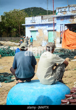 Phan Rang, Vietnam - Jan 27, 2016. Les pêcheurs assis et détente à la village de Vinh Hy Bay, Phan Rang, au Vietnam. Phan Rang est l'un des fameux destin Banque D'Images