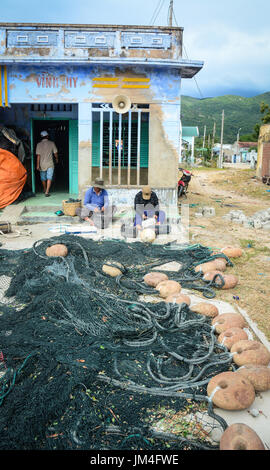 Phan Rang, Vietnam - Jan 27, 2016. Pêcheurs travaillant avec des filets de pêche au village de Vinh Hy Bay, Phan Rang, au Vietnam. Phan Rang est l'un des célèbre d Banque D'Images